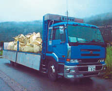 収集運搬車10トン平ボディ車に特別管理産業廃棄物（耐火物）が積み込まれた様子